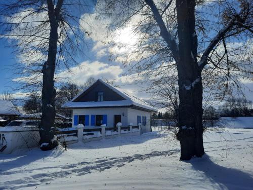 里托斯基挪威克Apartmány Máša的雪中带围栏的白色房子