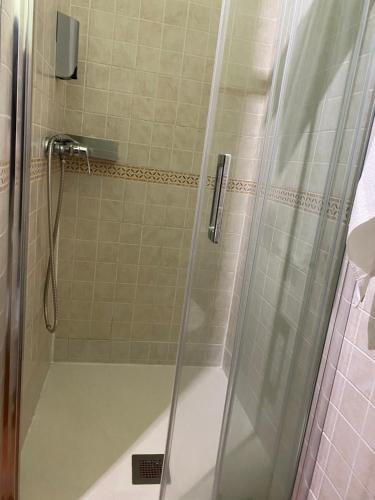 萨尔萨德格拉纳迪利亚百香果旅馆的浴室里设有玻璃门淋浴