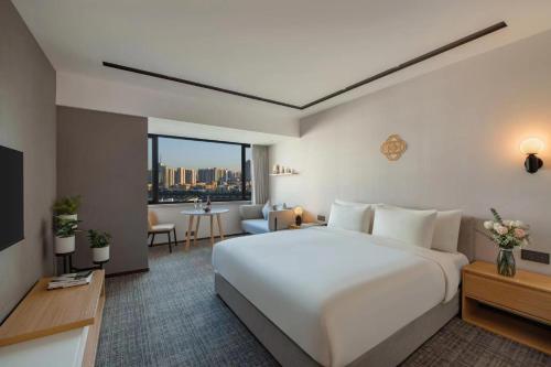 广州广州宾馆（北京路步行街海珠广场地铁站店）的一间带白色大床的卧室和一间客厅