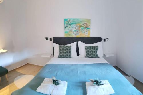 米利尼Villa Lemon Garden - Apartment in Dubrovnik的一间卧室配有蓝色的床和2条毛巾