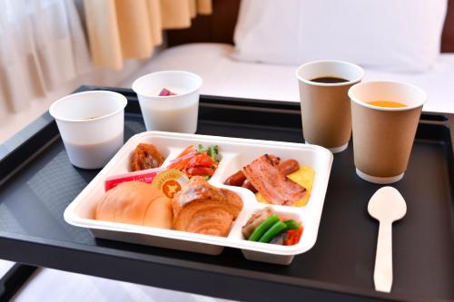 东京浅草京坂酒店的桌上的盘子,带咖啡杯