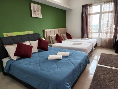 哥打巴鲁The Viana Apartment 3的一间卧室配有两张床和蓝色毯子