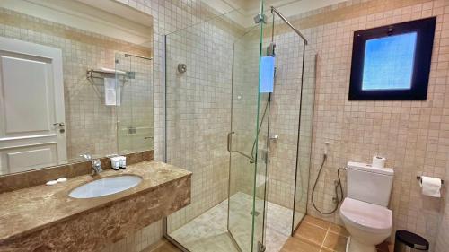 吉达Loren Suites Corniche的一间带水槽和玻璃淋浴的浴室