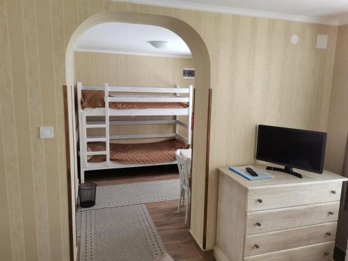 德里亚诺沃Самостоятелна Вила в Хаджи Марковата къща за гости в Дряново的客房设有两张双层床和电视。