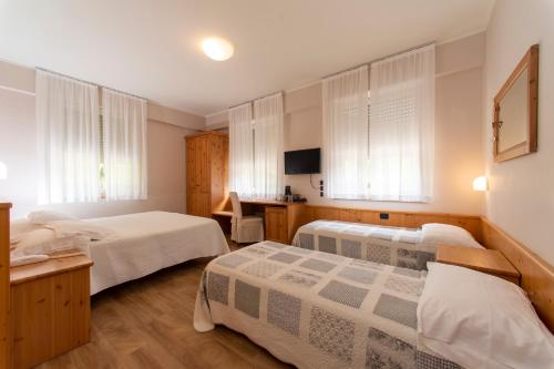 泰尔拉戈丽拉酒店的酒店客房配有两张床和一张书桌
