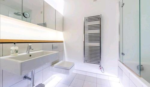 伦敦Luxury Holiday Let @ London City的白色的浴室设有水槽和淋浴。