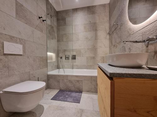 萨斯费Riverside 1st Floor South的浴室配有卫生间、盥洗盆和浴缸。