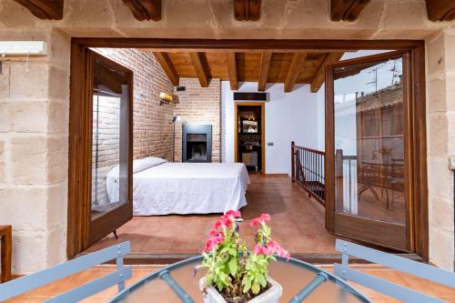 瓦德诺比斯Apartamento Duplex Puente de Piedra, en un enclave único y exclusivo的一间卧室设有一张床和一个阳台