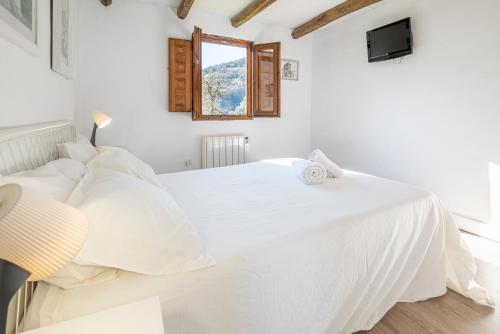 BuellasCasa Rafa的白色的卧室设有白色的床和窗户。