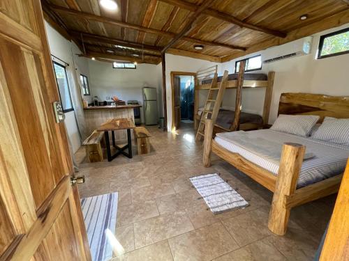 萨玛拉A Nature Lovers Paradise! - Iona Villas的一间带双层床的卧室和一间厨房