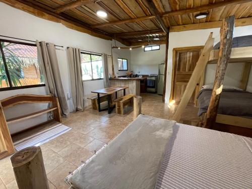 萨玛拉A Nature Lovers Paradise! - Iona Villas的一间带双层床的卧室和一间厨房