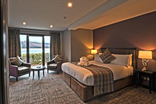 卢斯The Beach House Loch Lomond的酒店客房设有一张床和一个大窗户