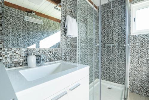 BuellasCasa Rafa的浴室配有白色水槽和淋浴。