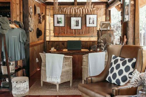 巴卢莱自然保护区Isambane Camp的客房设有桌子、椅子和书桌。