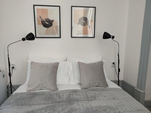 布拉加Vila Santa Cruz Guest House的卧室配有一张墙上三幅照片的床