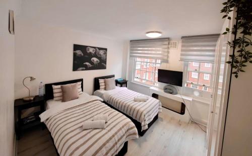 伦敦Park West Apartment的小型客房 - 带2张床和窗户