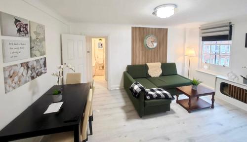 伦敦Park West Apartment的客厅配有绿色沙发和桌子