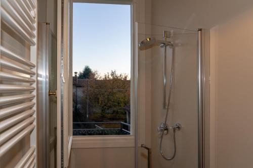 Madamin的带淋浴的浴室和窗户。