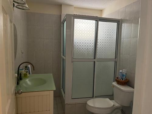 罗索NMG Comforts的带淋浴、卫生间和盥洗盆的浴室