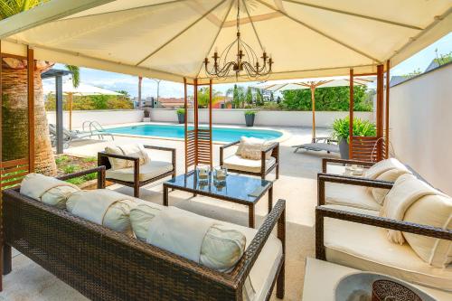马略卡岛帕尔马Guesthouse Palma - Suite Arabella Apartment, Adults Only的一个带桌椅的庭院和一个游泳池