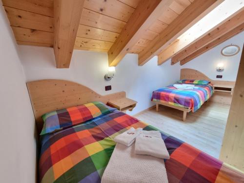博萨迪法萨Residence Le Rose的配有木天花板的客房设有两张床。