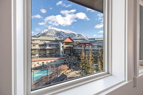 坎莫尔Mountain Retreat - Modern and Bright with Panorama Views 2 bedrooms, 4 beds, heated all-year outdoor pool, hottub, balcony, Banff Park Pass的山景窗户