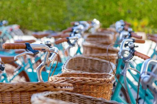 马尔米堡拉皮妮塔马雷酒店的一排自行车上一排柳条篮子
