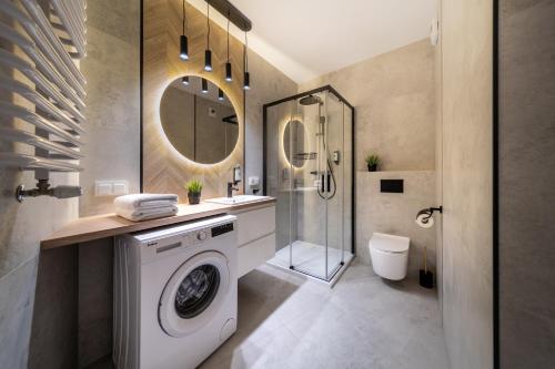 比亚韦斯托克ResiNest Apartamenty Kopernik的一间带洗衣机和淋浴的浴室