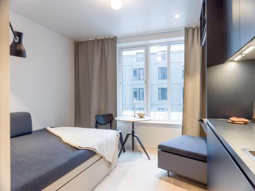 马尔默UNITY Malmö的一间卧室配有一张床、一张桌子和一个窗户。