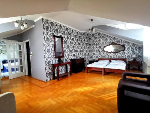 布达佩斯疗养别墅的客厅设有两张床和一面墙