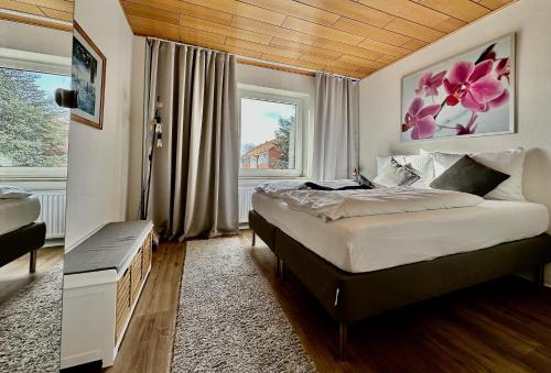 哈默尔恩Hotel Schultheiss Hameln的一间卧室设有一张大床和一个窗户。