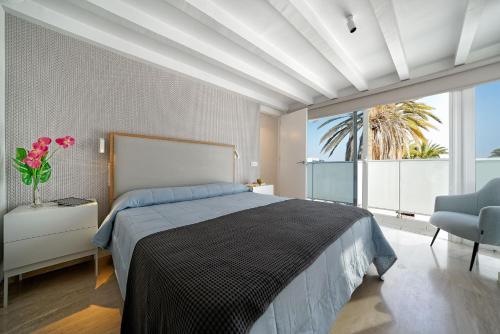 圣巴托洛梅Maspalomas Beach Point的一间卧室设有一张大床和一个大窗户