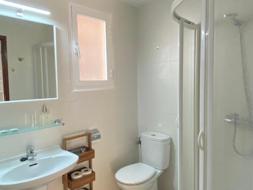 埃斯普霍斯CALMA Es Pujols的浴室配有卫生间、盥洗盆和淋浴。
