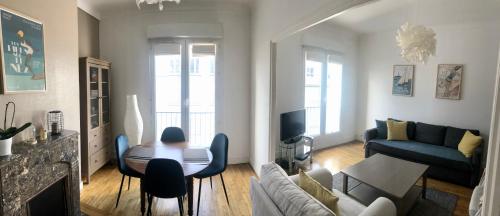 布雷斯特L'Aiguillon, bel appartement hyper-centre的客厅配有桌子和沙发