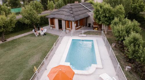 圣拉斐尔Jumani Cabañas的享有带游泳池的别墅的顶部景致