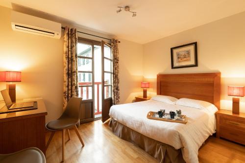 萨尔拉斯奇酒店的配有一张床、一张书桌和一扇窗户的酒店客房