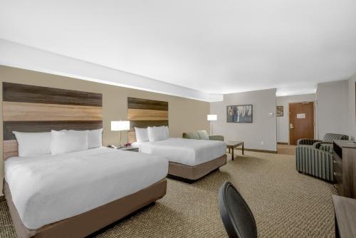 林赛林赛戴斯套房酒店 的酒店客房配有两张床和一张书桌