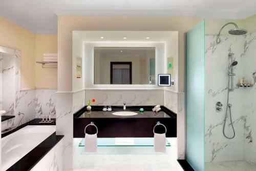 艾阿卡艾美阿尔阿卡海滩度假酒店的带浴缸、水槽和淋浴的浴室