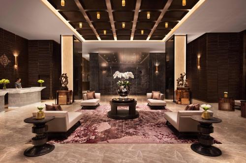 曼谷曼谷苏拉旺万豪酒店的大厅,设有沙发和桌子