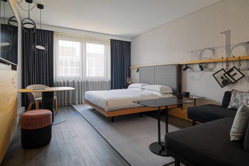 美因河畔法兰克福Frankfurt Airport Marriott Hotel的酒店客房配有一张床铺和一张桌子。