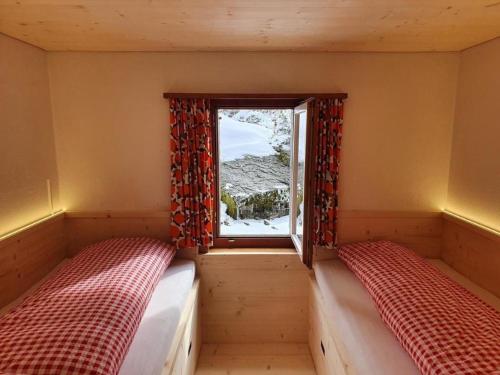 安特瓦塞尔Ferienhaus Oberguet的小房间设有两张床和窗户