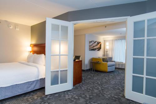 哥伦比亚哥伦比亚市中心南加州大学万怡酒店的配有一张床和一把椅子的酒店客房