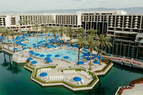棕榈荒漠JW万豪沙漠温泉酒店及Spa的享有度假村游泳池的空中景致