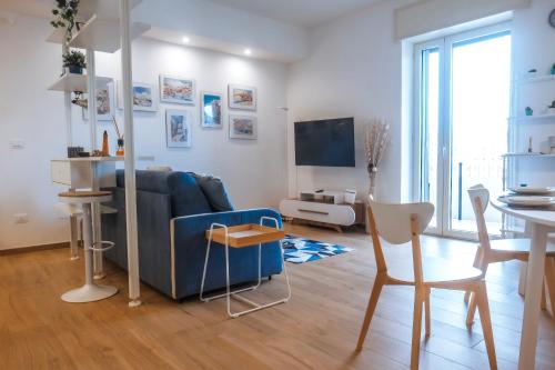 巴里JLH Aparts - Just Like Home的客厅配有蓝色的沙发和桌子