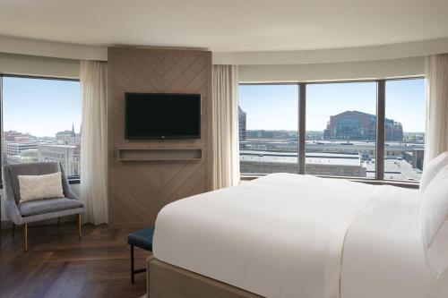 印第安纳波利斯印第安纳波利斯威斯汀酒店的酒店客房设有一张大床和一台电视。