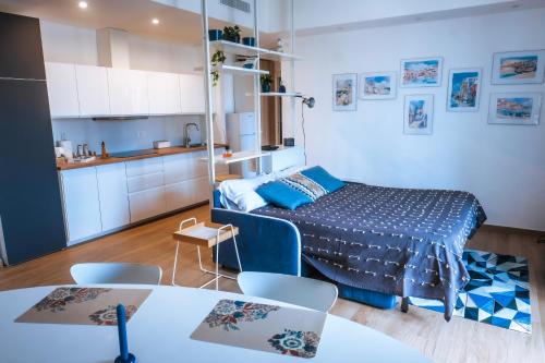巴里JLH Aparts - Just Like Home的小房间设有床和厨房