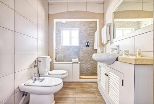 维拉摩拉Cegonha Country Club的白色的浴室设有卫生间和水槽。