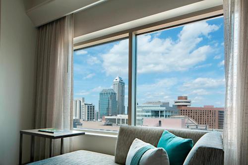 印第安纳波利斯印第安纳波利斯市中心万豪酒店 的客房设有一个享有城市美景的窗户。