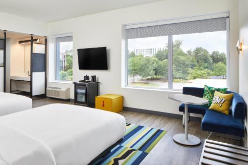 查塔努加Aloft Chattanooga Hamilton Place的酒店客房设有一张大床和一台电视机。