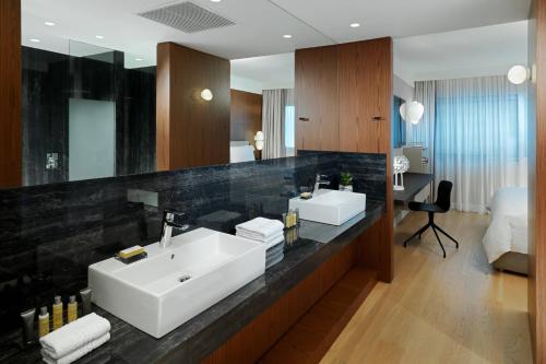 雅典雅典万豪酒店的一间带两个盥洗盆和大镜子的浴室